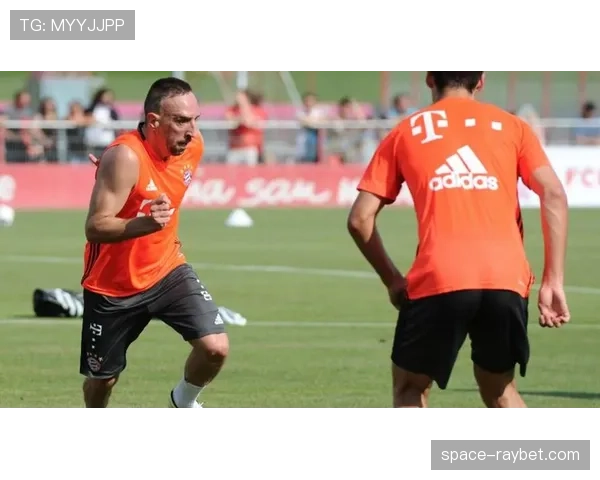 拜仁训练课重点演练小范围快速传切，以应对密集赛程下的体能分配问题